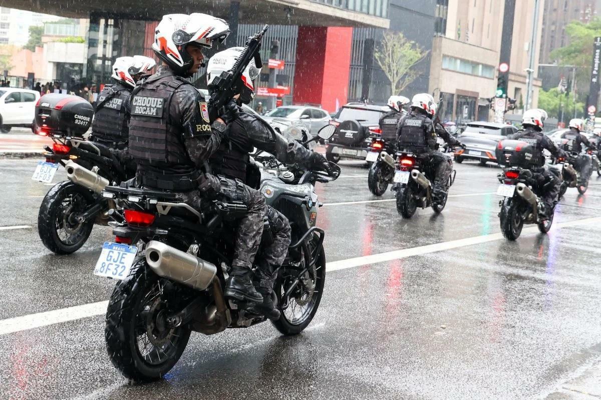Batalhão da PM de motos com fuzis paga salário extra por serviço na folga